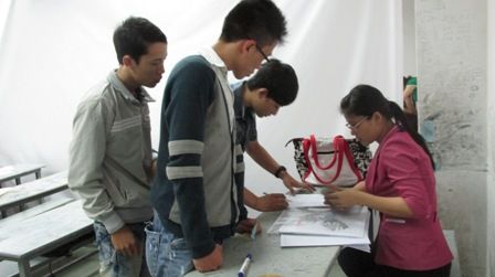 Thí sinh báo chỉnh sửa giấy tờ tại phòng thi.