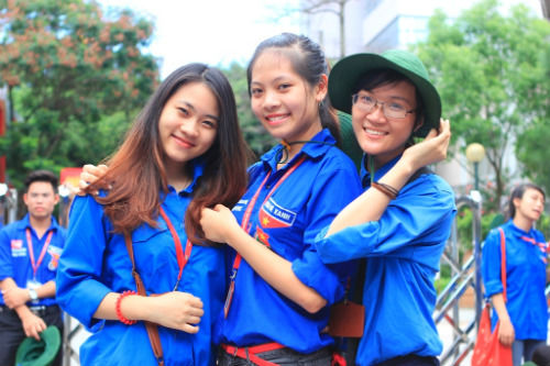 Nữ sinh đại học Ngoại Thương với màu áo xanh tình nguyện