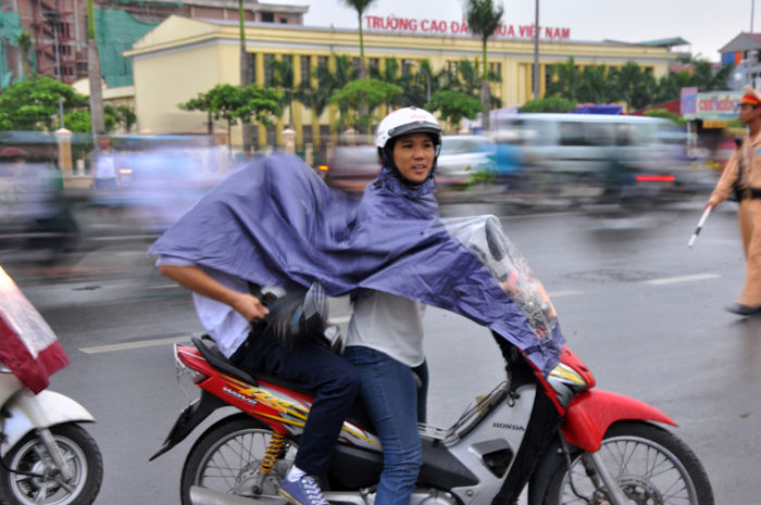 Thi đại học đợt 2: Thí sinh đội mưa đến trường dự thi - Ảnh 1