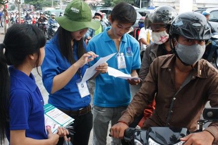 Sinh viên các trường tham gia hướng dẫn thí sinh trong ngày làm thủ tục.