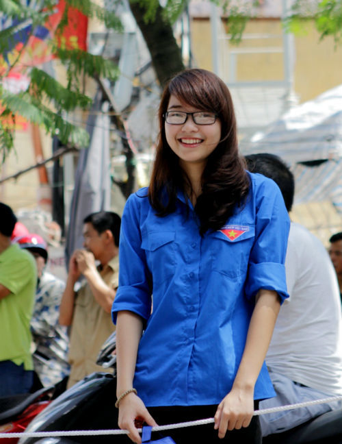 Nữ sinh đại học Ngoại Thương với màu áo xanh tình nguyện