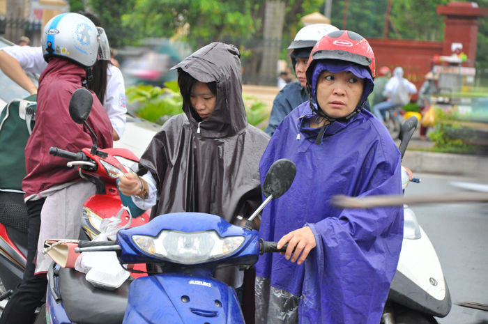 Thi đại học đợt 2: Thí sinh đội mưa đến trường dự thi - Ảnh 3