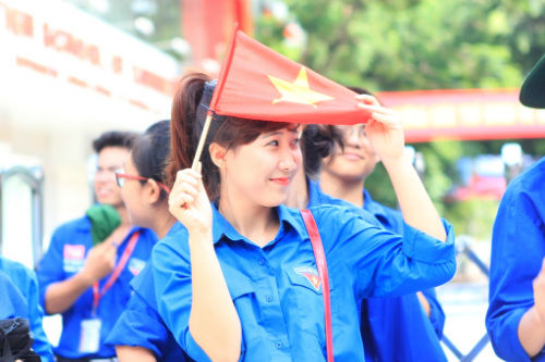 Nữ sinh đại học Ngoại Thương với màu áo xanh tình nguyện