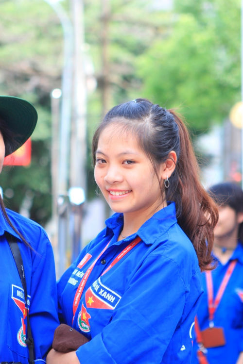 Nữ sinh đại học Ngoại Thương với màu áo xanh tình nguyện