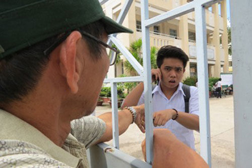 Xe chở đề thi đại học năm 2018 ... bị xẹp lốp - Ảnh 1