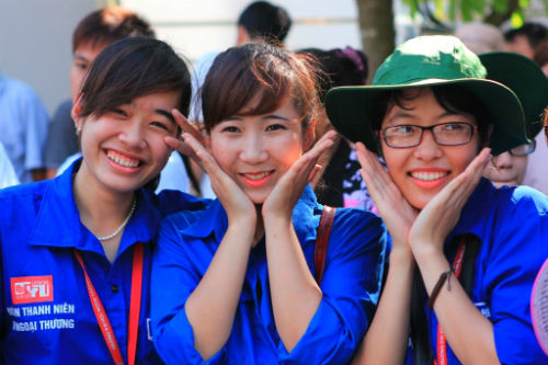 Nữ sinh đại học Ngoại Thương với màu áo xanh tình nguyện