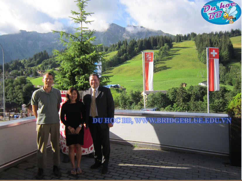 Đại diện công ty Cầu Xanh trong buổi sang thăm trường HTMi Đại diện công ty Cầu Xanh trong buổi sang thăm trường HTMi