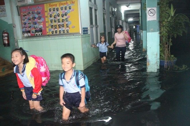 Chuẩn bị tránh bão, nhiều trường cho học sinh nghỉ học sớm Chuẩn bị tránh bão, nhiều trường cho học sinh nghỉ học sớm