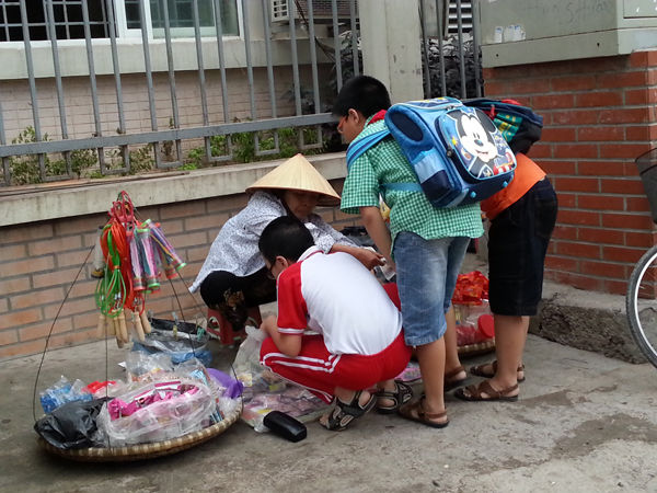 Nguy hiểm đến từ thực phẩm trước cổng trường Nguy hiểm đến từ thực phẩm trước cổng trường