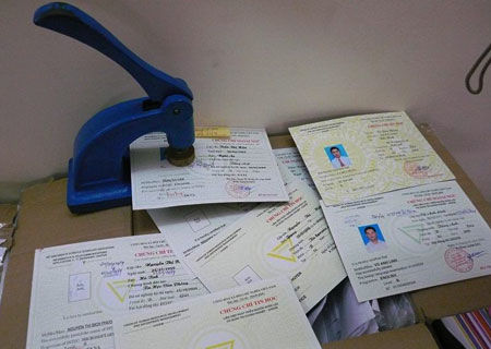 Phát hiện nhiều người dùng bằng giả để đi du học Phát hiện nhiều người dùng bằng giả để đi du học