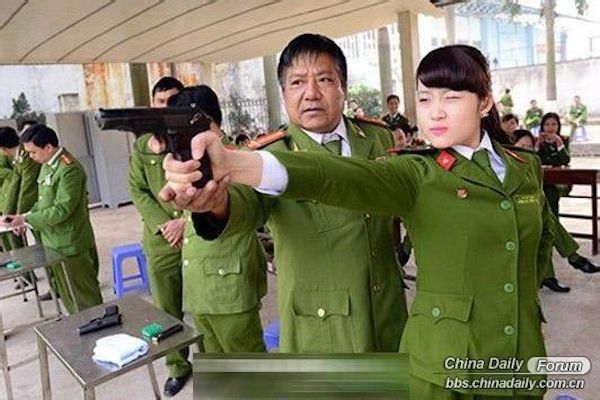 Loạt ảnh nữ cảnh sát Việt Nam lên báo mạng nước ngoài