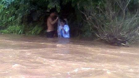 Clip cô giáo chui vào túi nilông để qua suối 