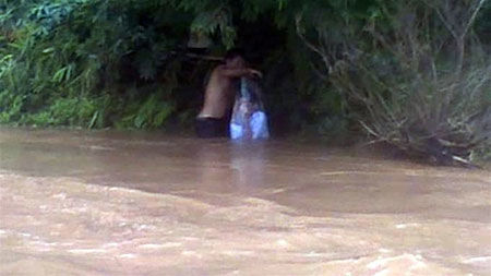 Clip cô giáo chui vào túi nilông để qua suối 