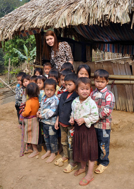 Clip cô giáo chui vào túi nilông để qua suối 