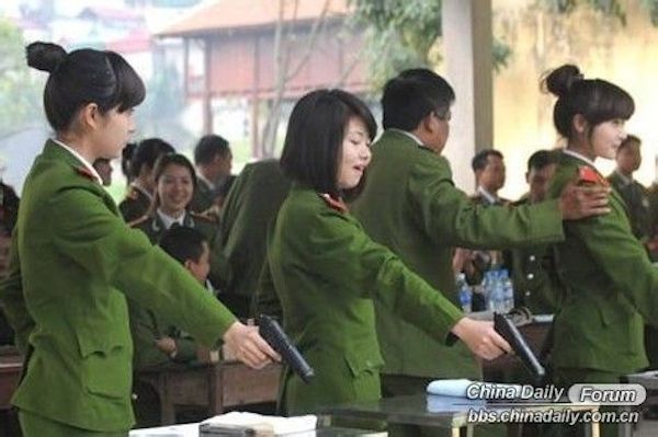 nữ cảnh sát, xinh đẹp, nước ngoài