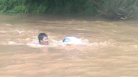 Clip cô giáo chui vào túi nilông để qua suối 