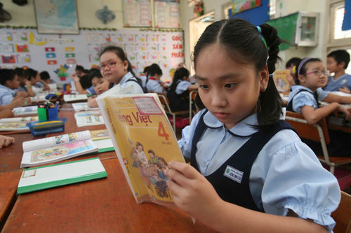 Chủ điểm gia đình trong sách giáo khoa không được chú trọng