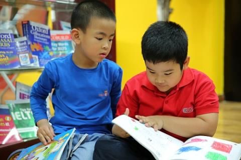 Trẻ em có khả năng bắt chước và sao chép các âm một cách chuẩn xác.