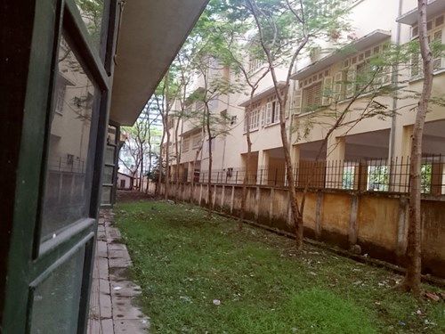 Hội đồng thi tốt nghiệp sát nhà dân