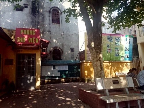 Hội đồng thi tốt nghiệp sát nhà dân