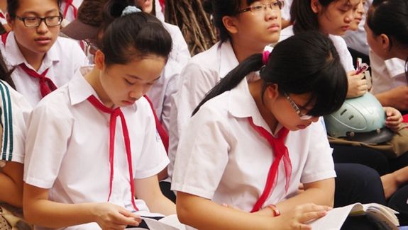 Học sinh bắt đầu nhận giấy báo tuyển sinh lớp 10 tại Hà Nội