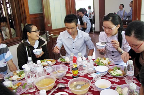 Miễn phí hơn 12.000 suất cơm chay cho sĩ tử và người nhà
