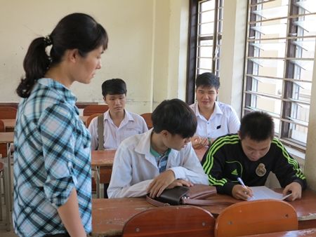 Cán bộ coi thi hướng dẫn thí sinh làm thủ tục và học quy chế thi.