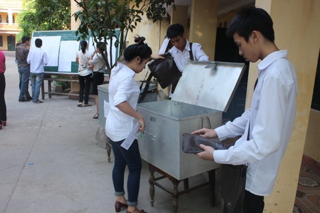 Thí sinh đến sớm tra số báo danh
