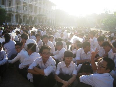 Thí sinh nghe quy chế thi tại hội đồng thi trường TPHPT Phan Đình Phùng. (Ảnh: Phượng Vũ)