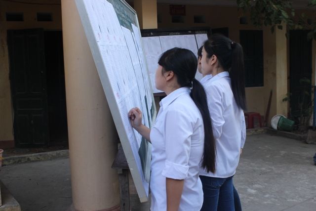 Thí sinh đến sớm tra số báo danh
