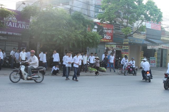 Nhiều thí sinh đến sớm đứng phía ngoài trao đổi bài