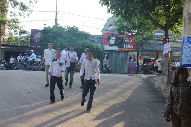 Mặc dù đến rất sớm nhưng những bước chân của thí sinh vẫn rất vội vã