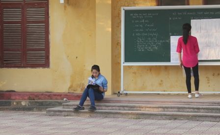 Thí sinh đến trước cả tiếng để ôn bài