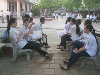 Nhiều thí sinh ôn tập kiến thức trước khi vào phòng thi môn Văn. (Ảnh: Phượng Vũ)