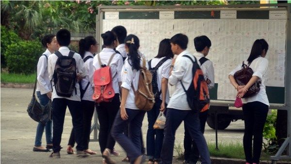 Ôm con dặn dò trước khi thi tốt nghiệp - Ảnh 9
