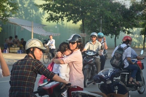 Ôm con dặn dò trước khi thi tốt nghiệp - Ảnh 1