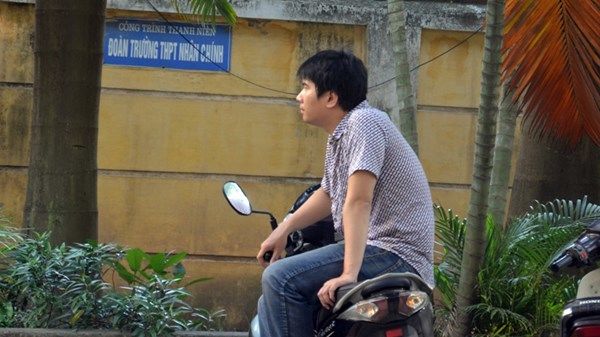 Ôm con dặn dò trước khi thi tốt nghiệp - Ảnh 6