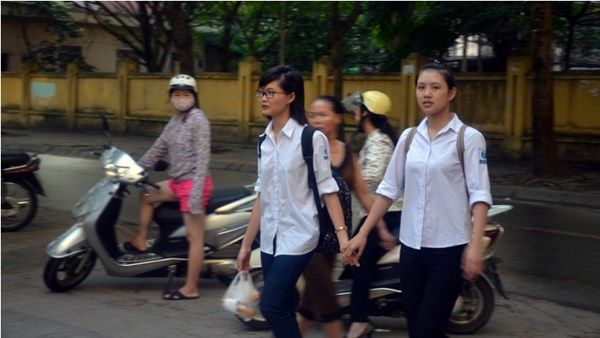 Ôm con dặn dò trước khi thi tốt nghiệp - Ảnh 10