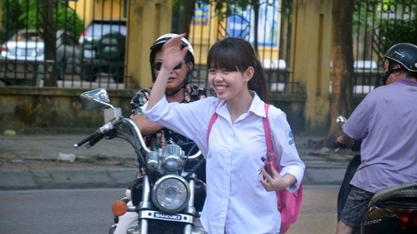 Ôm con dặn dò trước khi thi tốt nghiệp - Ảnh 5