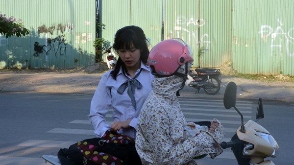 Ôm con dặn dò trước khi thi tốt nghiệp - Ảnh 4