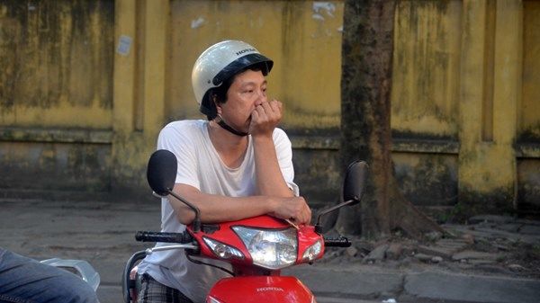 Ôm con dặn dò trước khi thi tốt nghiệp - Ảnh 8