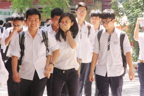 Thí sinh thoải mái sau khi làm bài thi tốt nghiệp môn hóa Thí sinh thoải mái sau khi làm bài thi tốt nghiệp môn hóa
