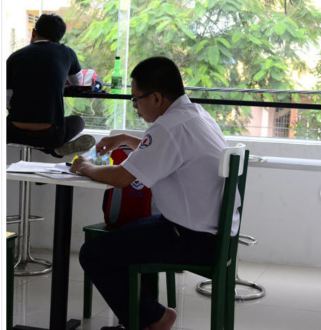 9h00: Thời gian làm bài thi môn Ngoại ngữ kết thúc. Thời điểm này những thí sinh chọn thi môn Sinh học cũng đã có mặt tại HĐT.