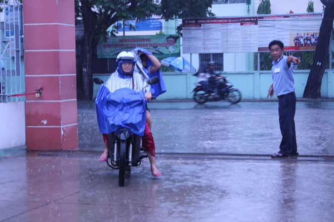 Chùm ảnh thí sinh Tp.HCM đội mưa đi thi môn Sử