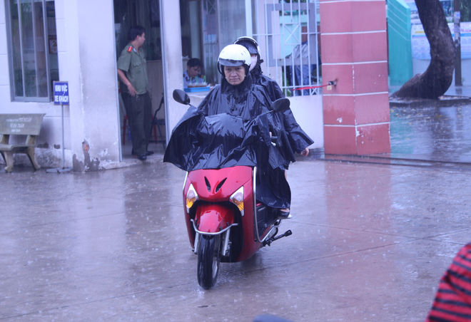 Chùm ảnh thí sinh Tp.HCM đội mưa đi thi môn Sử
