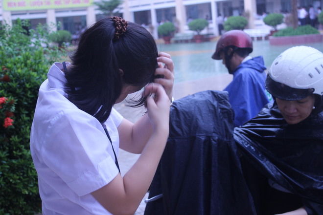 Chùm ảnh thí sinh Tp.HCM đội mưa đi thi môn Sử