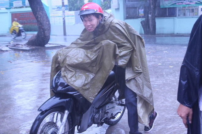 Chùm ảnh thí sinh Tp.HCM đội mưa đi thi môn Sử