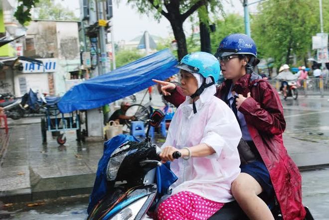 Chùm ảnh thí sinh Tp.HCM đội mưa đi thi môn Sử