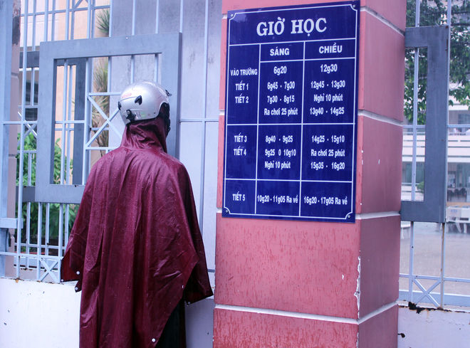 Chùm ảnh thí sinh Tp.HCM đội mưa đi thi môn Sử