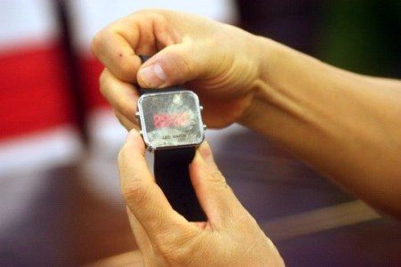 Đồng đồ khác lạ mà thí sinh đeo khi dự thi vào Học viện Cảnh sát nhân dân.